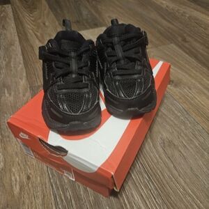 Nike Vomero 5 Kids All-Black Sneaks